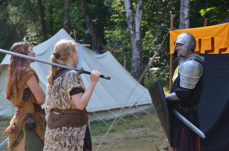 Amazonen begutachten Kraehenfelser Soldaten.JPG